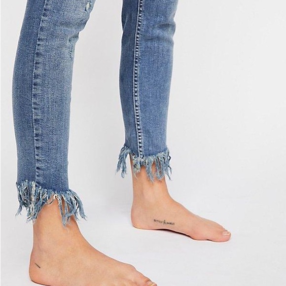 FREE PEOPLE Great Heights Frayed Skinny Jeans 🩵 - Picture 2 of 7